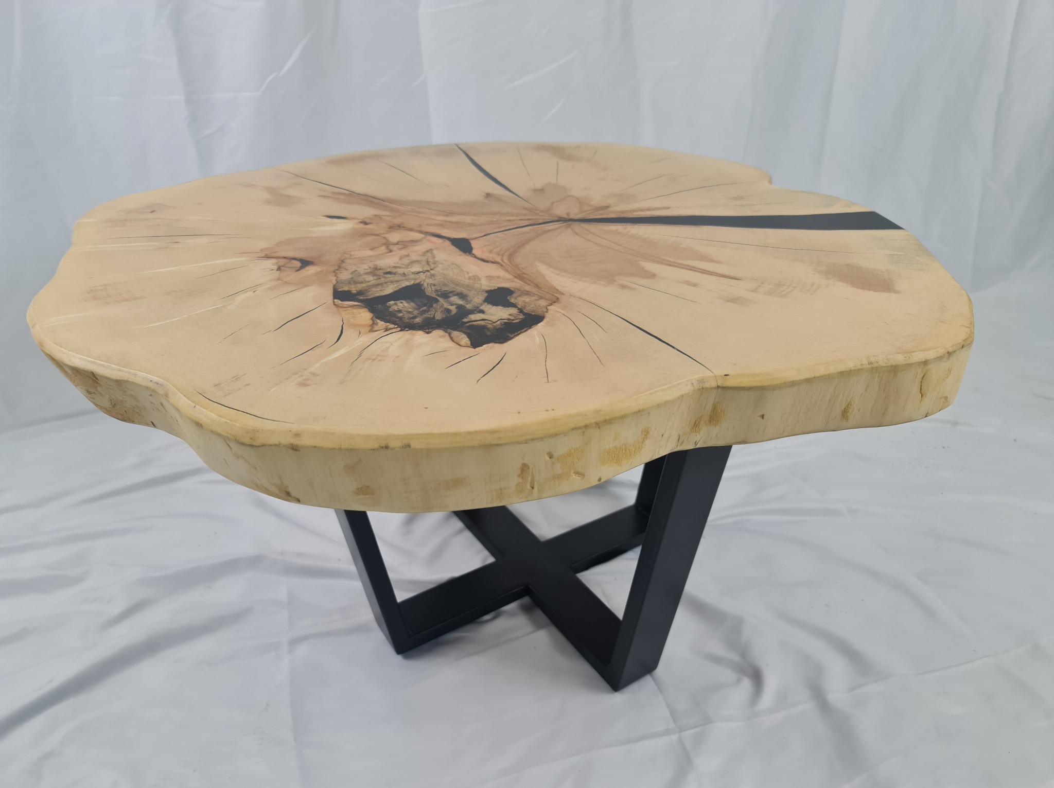 Stolik z plastra jesionu, z żywicą epoksydową.