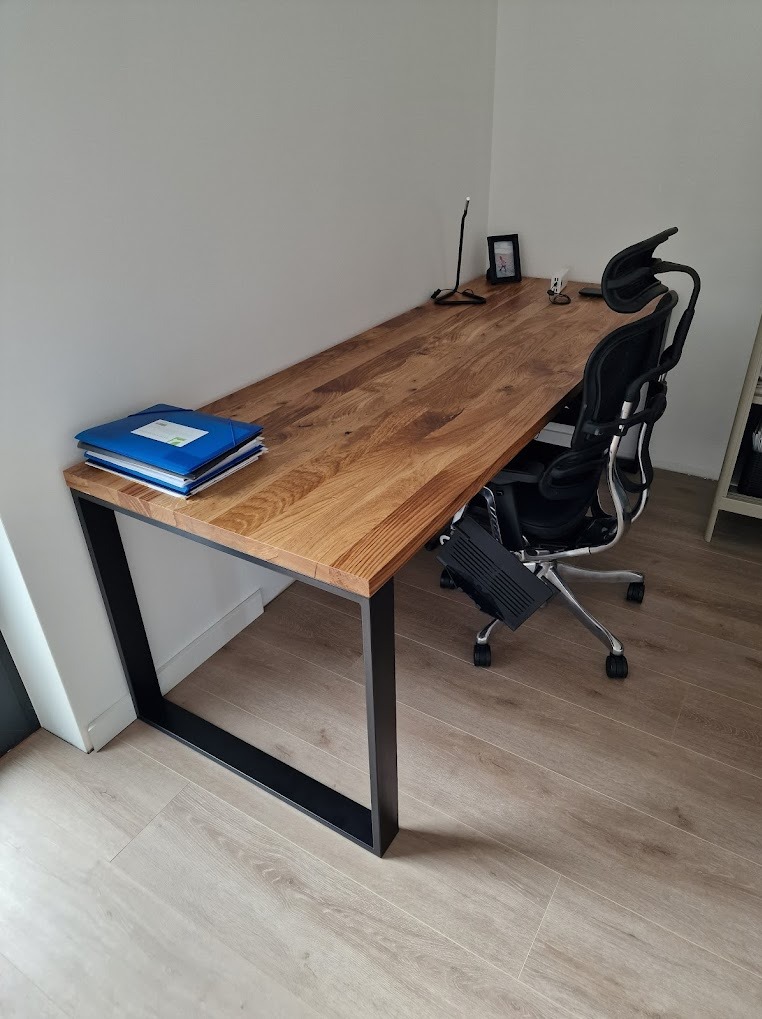 Biurko z rustykalnego dębu, z metalową podstawą.