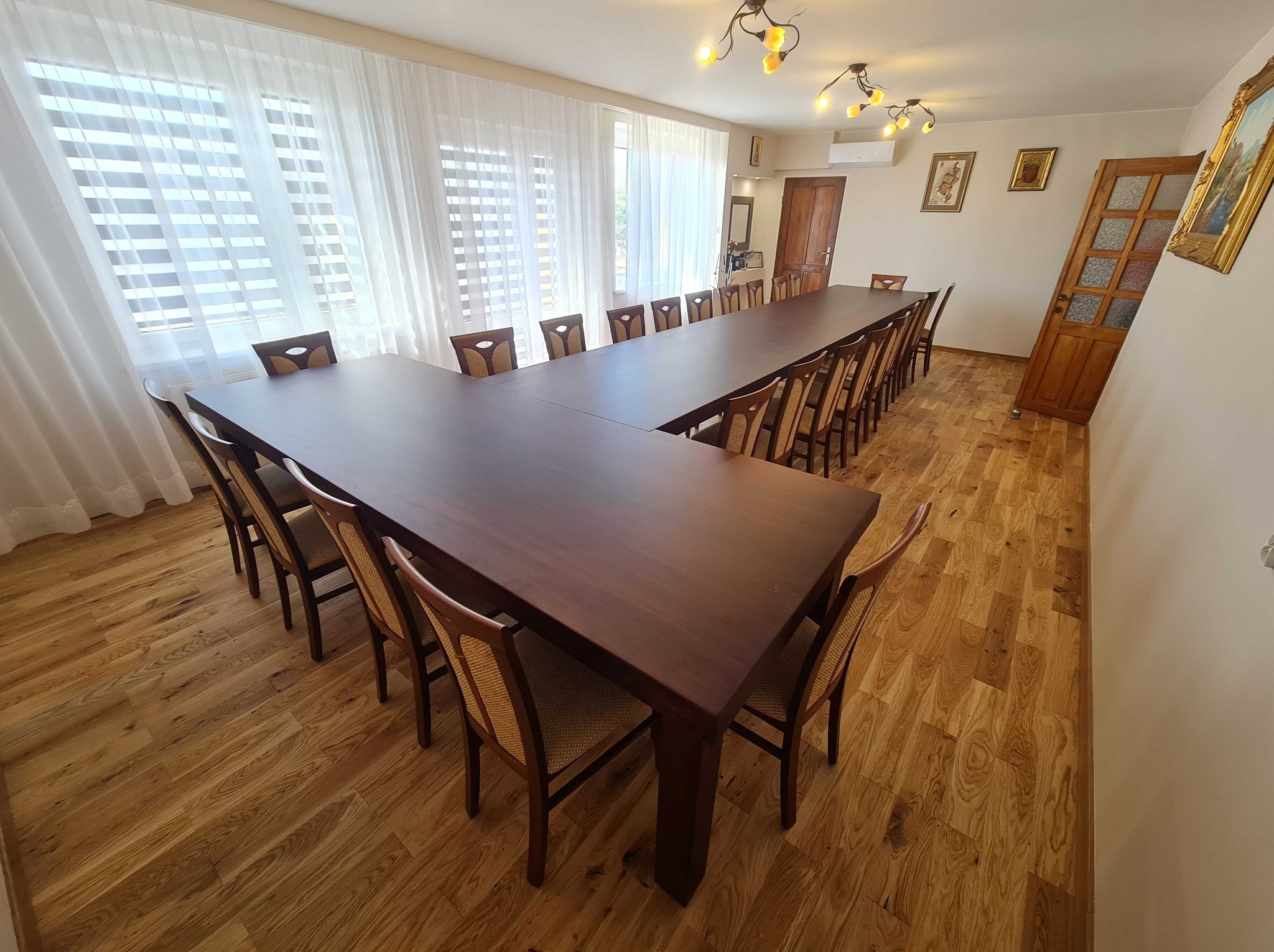 Stół konferencyjny z buka, w kolorze palisander.