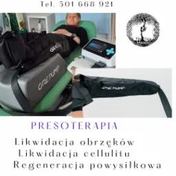 Kobieta poddawana zabiegowi presoterapii z użyciem urządzenia Care Pump, widoczne nogawki uciskowe i panel sterowania, na plakacie dodatkowo logo firmy Yin Yang Masaże.