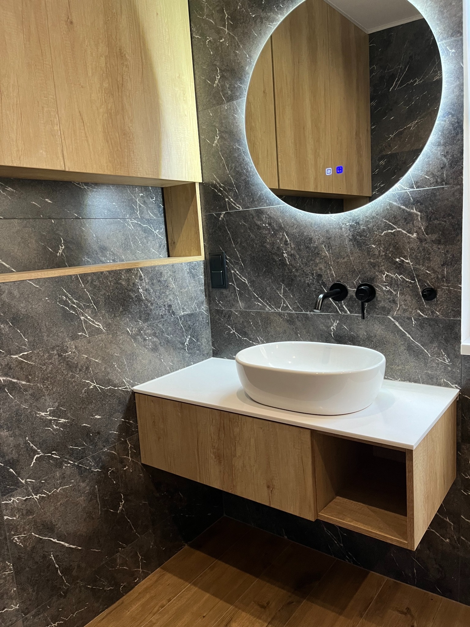 Szafka Łazienkowa z blatem solid surface.