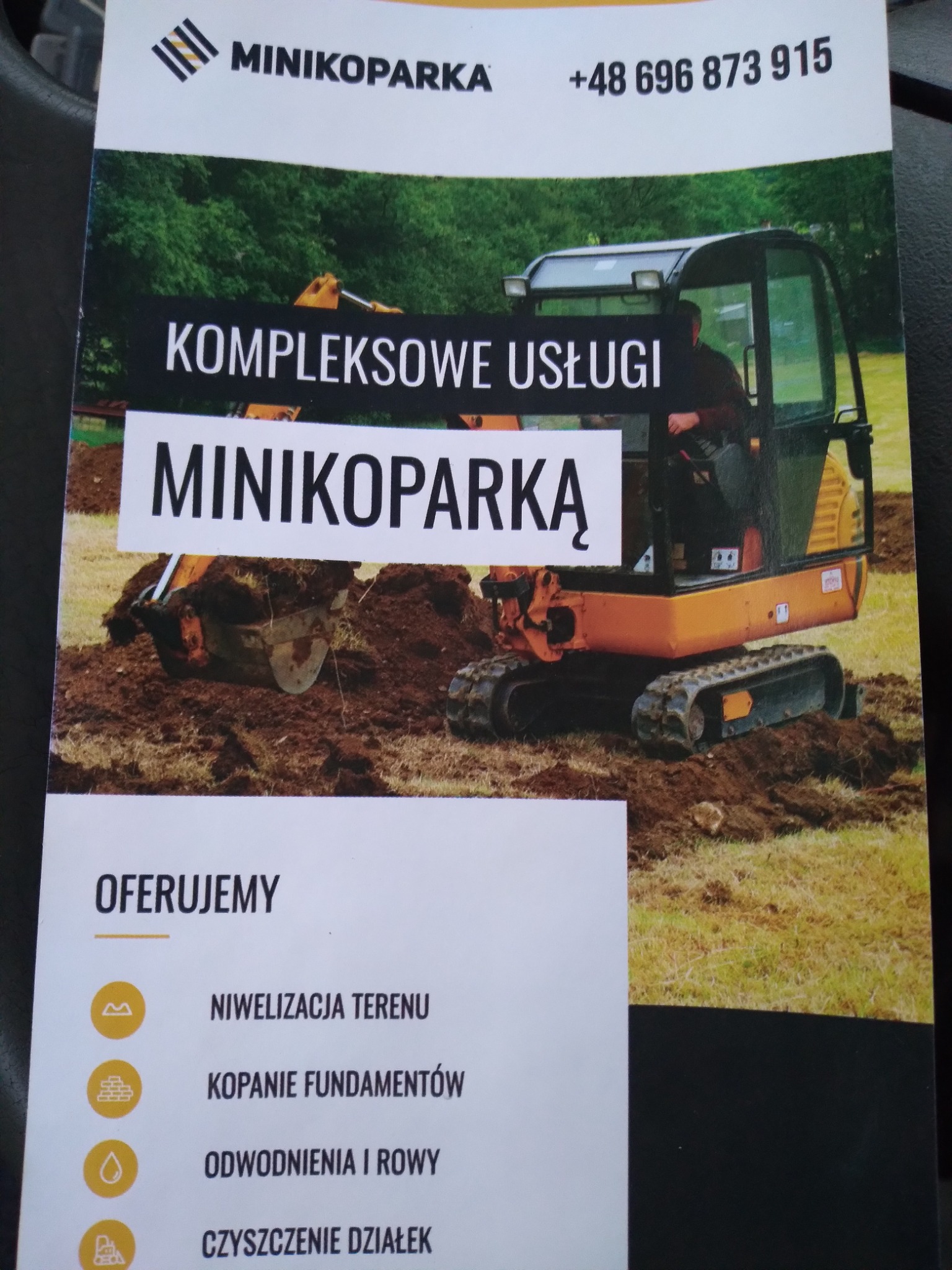 Ulotka reklamowa firmy oferującej usługi minikoparką, prezentująca maszynę w trakcie pracy na tle zieleni, z wykazem usług: niwelacja terenu, kopanie fundamentów, odwodnienia i rowy, czyszczenie...