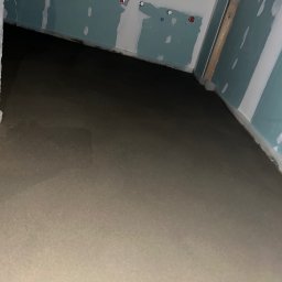 Perfekct Zone Igor Prajwowski - Wylana, świeża wylewka podłogowa w pomieszczeniu z przygotowanymi ścianami do dalszych prac wykończeniowych. Widoczne ślady po szpachlowaniu.