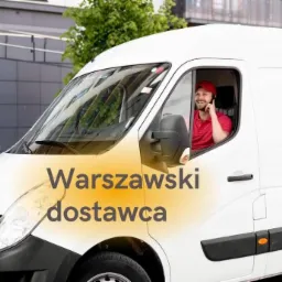 Uśmiechnięty kierowca w czerwonej koszulce i czapce rozmawia przez telefon siedząc w białym samochodzie dostawczym z napisem 'Warszawski dostawca' na boku.
