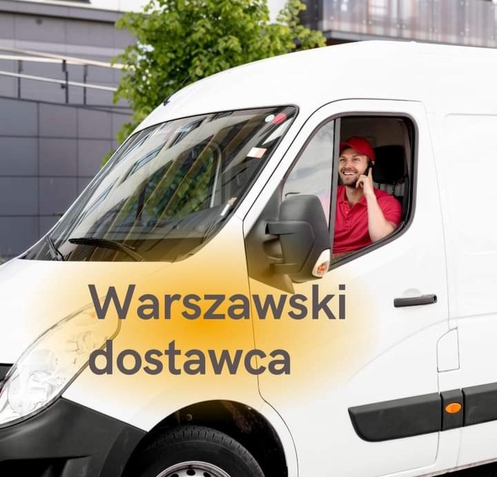 Uśmiechnięty kierowca w czerwonej koszulce i czapce rozmawia przez telefon siedząc w białym samochodzie dostawczym z napisem 'Warszawski dostawca' na boku.