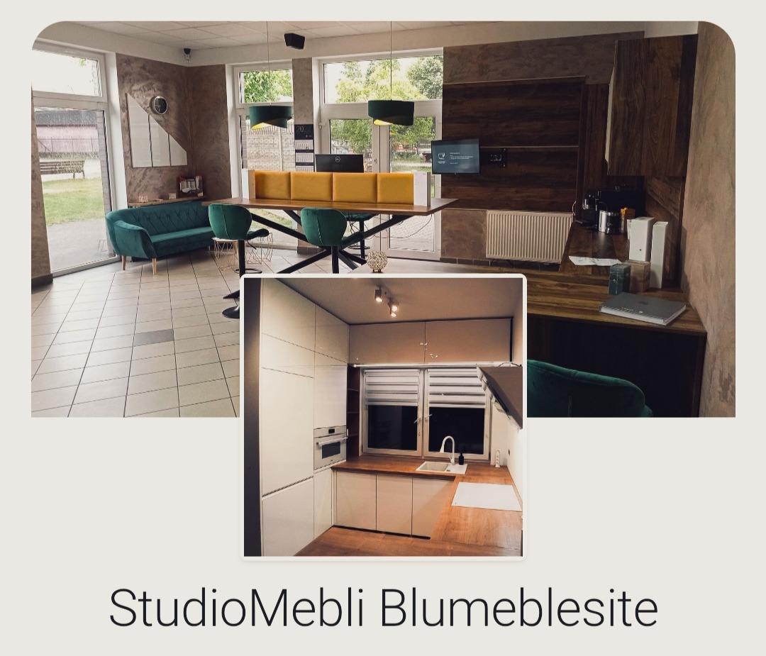 Aranżacja wnętrza studia meblowego z ekspozycją kuchni: białe szafki kuchenne z drewnianym blatem, widoczne również meble tapicerowane w odcieniach zieleni i żółci oraz drewniana zabudowa ściany.