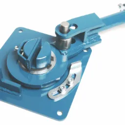 Niebieska giętarka do metalu na białym tle, widoczne ślady spawania na podstawie, srebrne śruby i elementy regulacyjne.