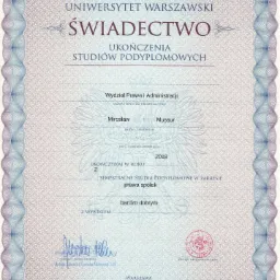 Skan świadectwa ukończenia studi&oacute;w podyplomowych z prawa sp&oacute;łek na Uniwersytecie Warszawskim, wydane w 2018 roku.