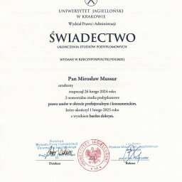 KANCELARIA ADWOKACKA ADWOKAT MIROSŁAW MUSSUR - Skan świadectwa ukończenia studiów podyplomowych z Uniwersytetu Jagiellońskiego, wydanego w 2025 roku na nazwisko Mirosław Mussur, z pieczęciami i podpisami.