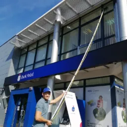 Mycie okien wodą deminenarelizowana