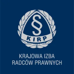 Logo Krajowej Izby Radców Prawnych (KIRP) z symbolem paragrafu otoczonym wieńcem laurowym, umieszczone na granatowym tle.