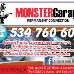 Reklama warsztatu Monster Garage z grafiką osoby w masce spawalniczej, numerem telefonu i ofertą usług, w tym spawania plastiku i lutowania metali nieżelaznych.