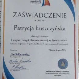 Certyfikat ukończenia I stopnia Terapii Skoncentrowanej na Rozwiązaniach, wydany przez Laboratorium Edukacji i Terapii SR dla Patrycji Łuszczyńskiej, Pabianice, 6 marca 2022, z podpisami trenerów.