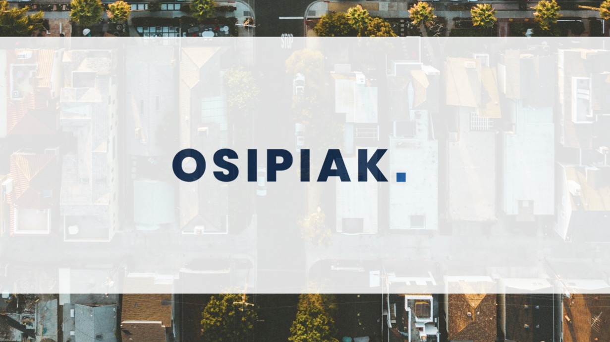 Widok z lotu ptaka na osiedle domów jednorodzinnych z widocznym logo firmy OSIPIAK nałożonym na obraz.