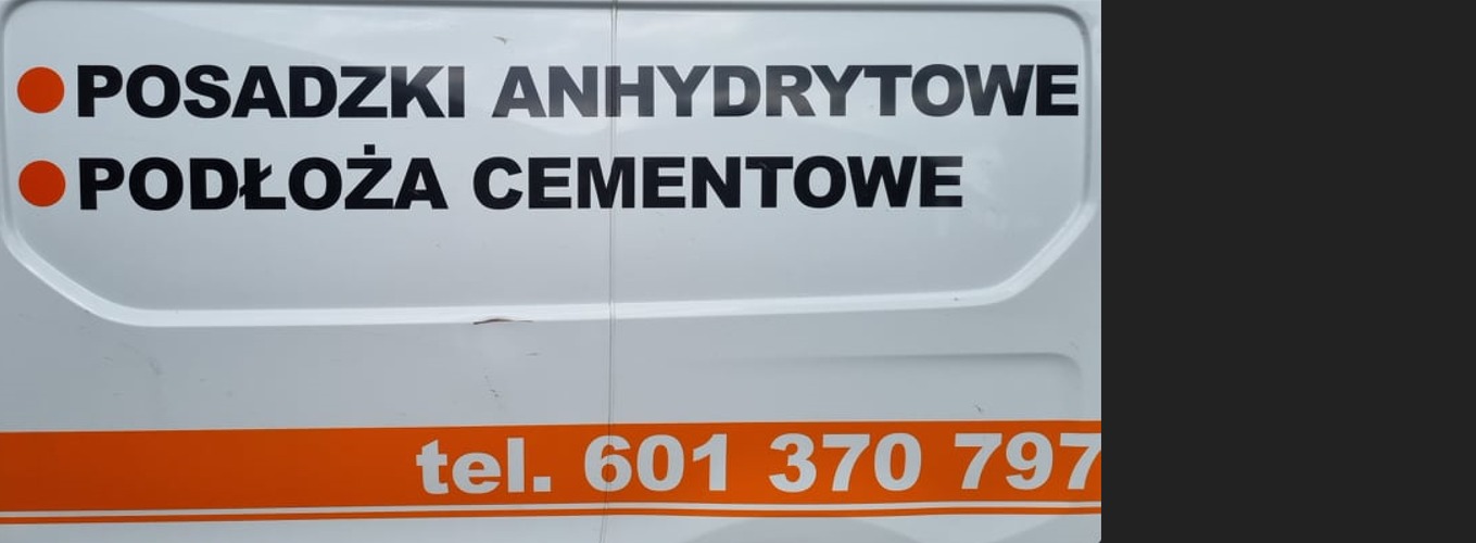 Reklama na boku białego samochodu dostawczego z napisem 'Posadzki Anhydrytowe. Podłoża Cementowe.' oraz numerem telefonu w kolorze pomarańczowym.
