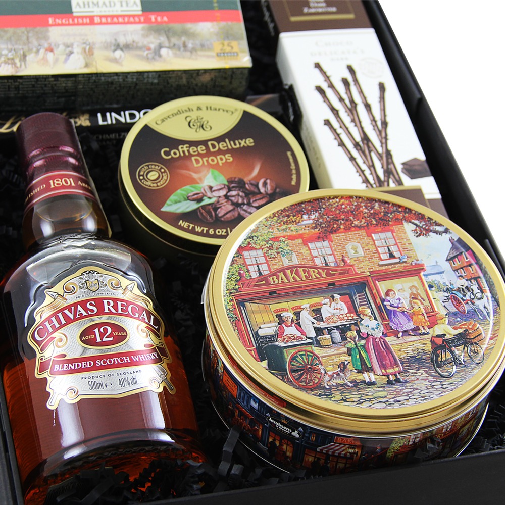 Elegancki zestaw upominkowy z butelką szkockiej whisky Chivas Regal, puszką z motywem piekarni, kawą Cavendish & Harvey Coffee Deluxe Drops, herbatą Ahmad Tea English Breakfast i czekoladowymi...