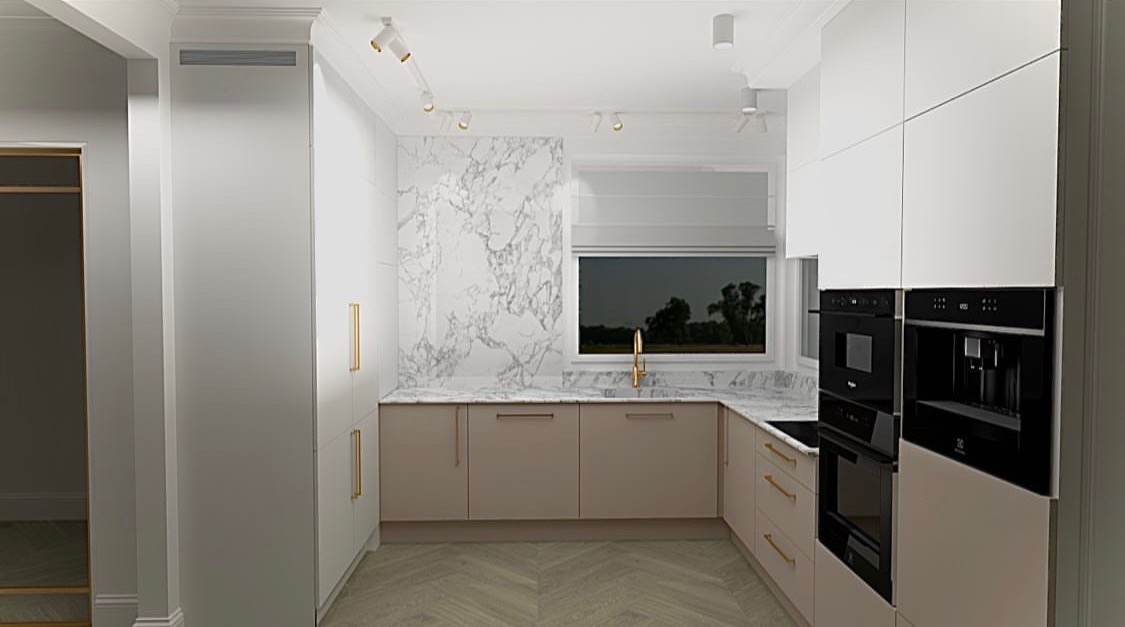 Wizualizacja nowoczesnej kuchni z białymi i beżowymi szafkami, marmurowym backsplashiem i złotymi akcentami, oświetlona punktowymi lampami sufitowymi, z widokiem na zieleń za oknem.