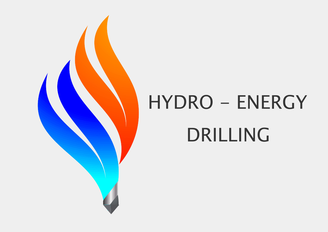 Logo firmy Hydro-Energy Drilling przedstawiające stylizowany płomień w kolorach niebieskim i pomarańczowym, zakończony wiertłem na jasnoszarym tle.