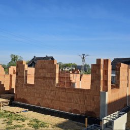 Zbrosławice, etap murowania ścian nośnych parteru, żelbetowe rdzenie oraz wieńce stabilizujące konstrukcję budynku wykonano wykorzystując szalunki tracone