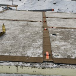 Szczerbice k. Rybnika - budowa domu drewnianego prefabrykowanego.  Montaż izolacji poziomej przeciwilgociowej na płycie fundamentowej oraz  montaż podkładek rektyfikacyjnych pozom płyty fundamentowej