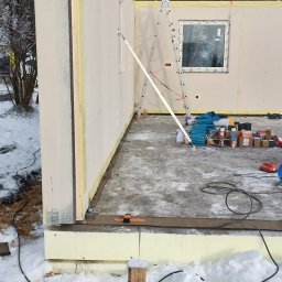 J.M.&S KONSTRUKCJE INŻYNIERSKIE I BUDOWLANE JACEK SZTENC - Szczerbice k. Rybnika - budowa domu drewnianego prefabrykowanego. Montaż ścian nośnych.