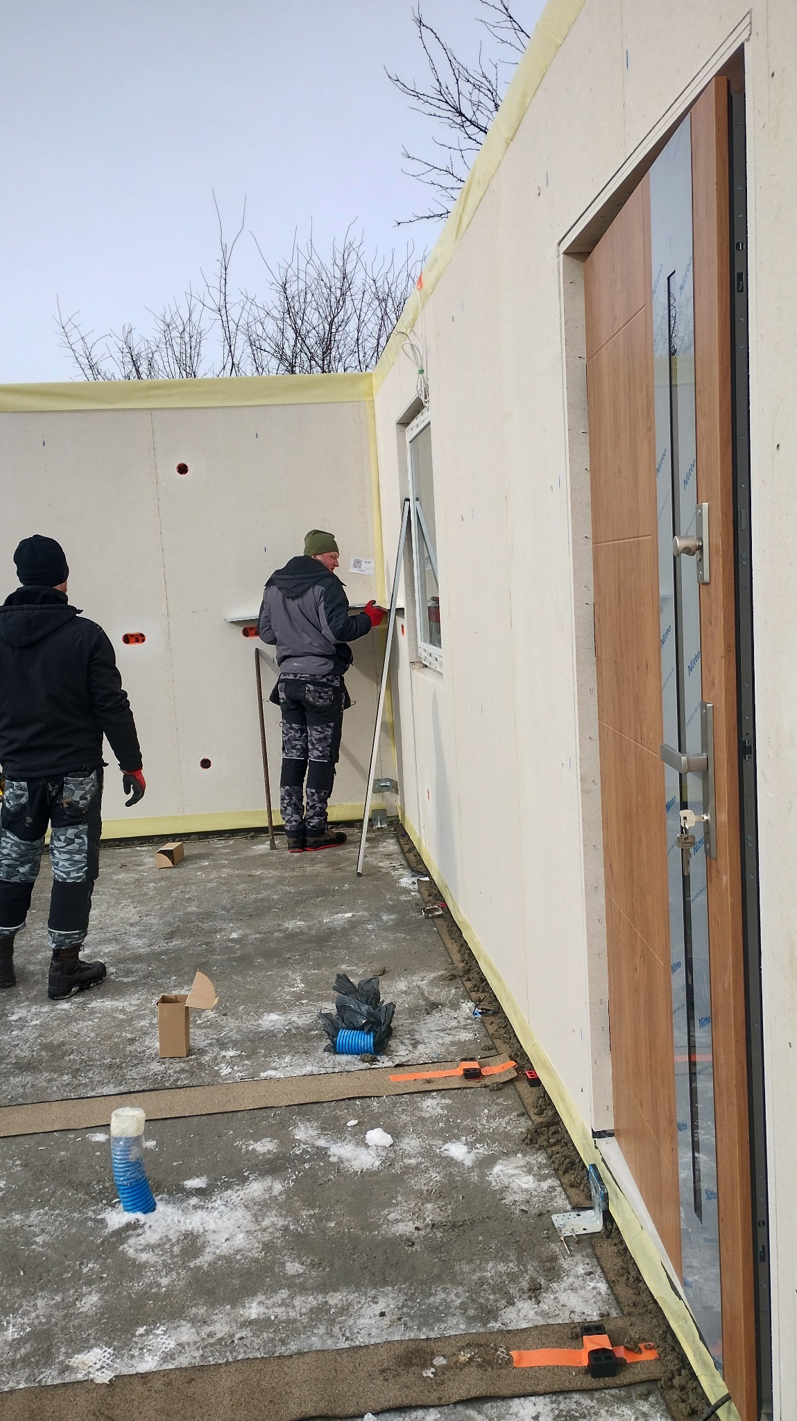 Szczerbice k. Rybnika - budowa domu drewnianego prefabrykowanego. Sprawdzanie kątów w narożach ścian nośnych.