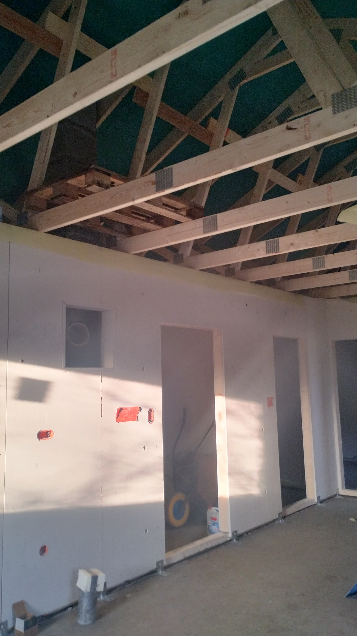 Szczerbice k. Rybnika - budowa domu drewnianego prefabrykowanego. Zamontowane wiązary dachowe