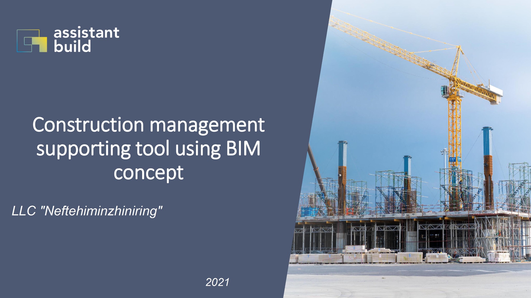 Wizualizacja narzędzia wspomagającego zarządzanie budową z wykorzystaniem BIM, przedstawiająca budynek w trakcie wznoszenia z żurawiem wieżowym na tle błękitnego nieba.