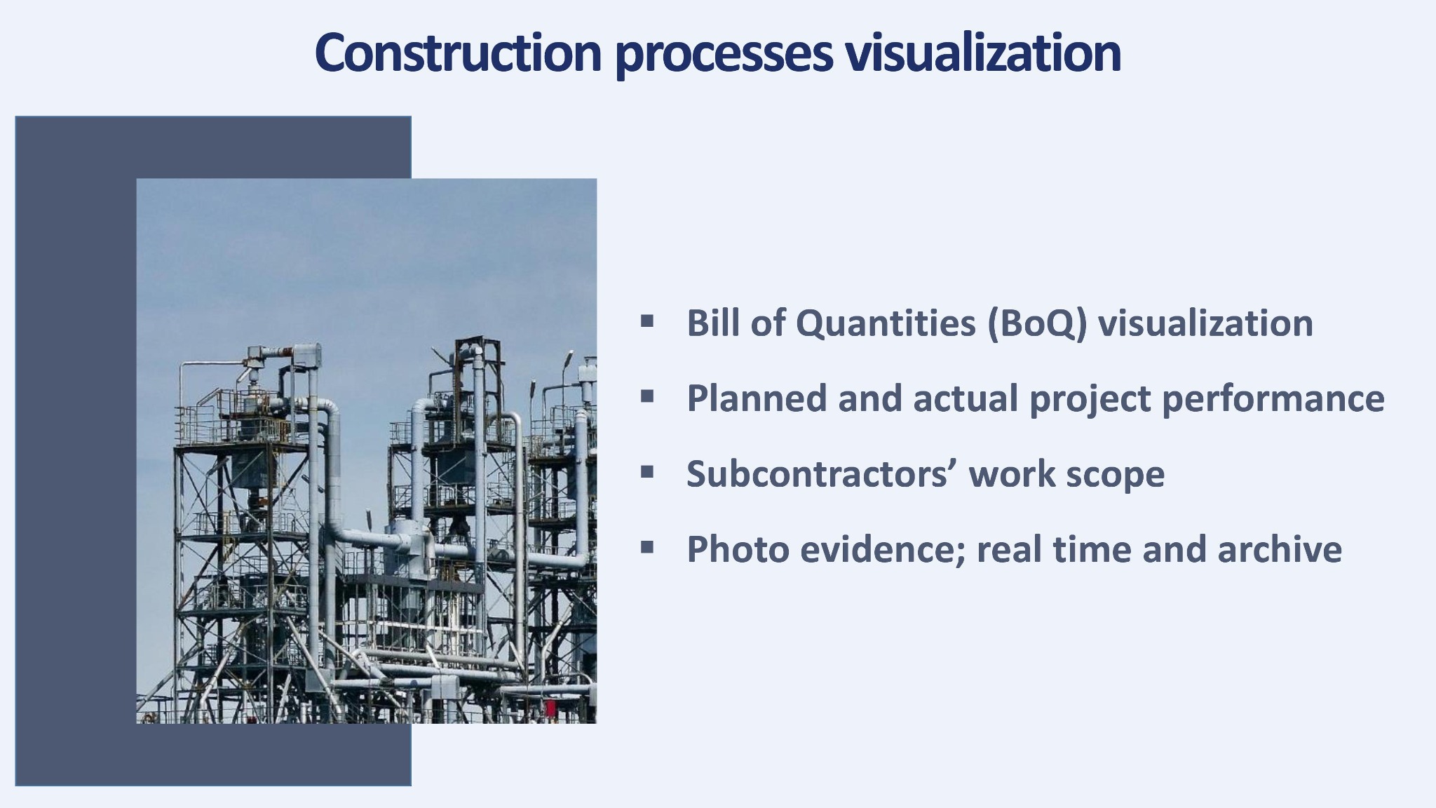 Wizualizacja procesów budowlanych: Fragment instalacji przemysłowej z metalowymi konstrukcjami i rurami na tle błękitnego nieba, przedstawiony w szarej tonacji.