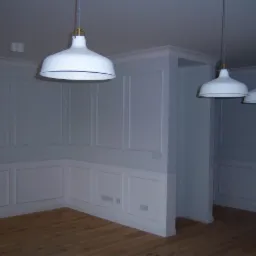 Wykończone wnętrze pokoju z panelami ściennymi w stylu angielskim, trzema białymi lampami wiszącymi i parkietem ułożonym w jodełkę.