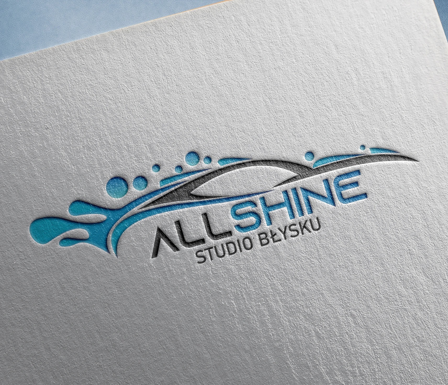 Teksturowane tło z wytłoczonym logo firmy detailingowej 'Allshine Studio Błysku' w kolorach szarym i błękitnym, przypominającym kształtem samochód i krople wody.