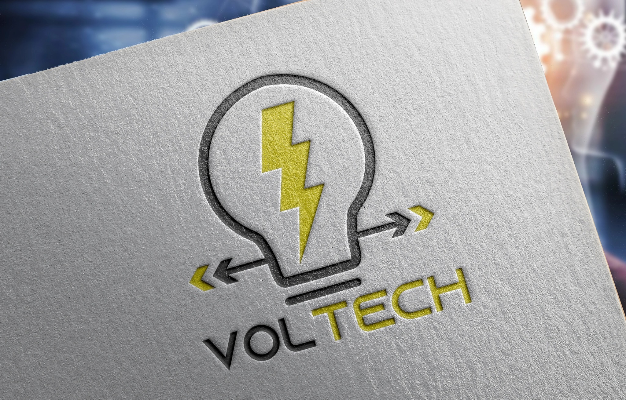Eleganckie logo 'Voltech' z symbolem żarówki i błyskawicy na teksturowanym, białym papierze, z delikatnym efektem wklęsłodruku.
