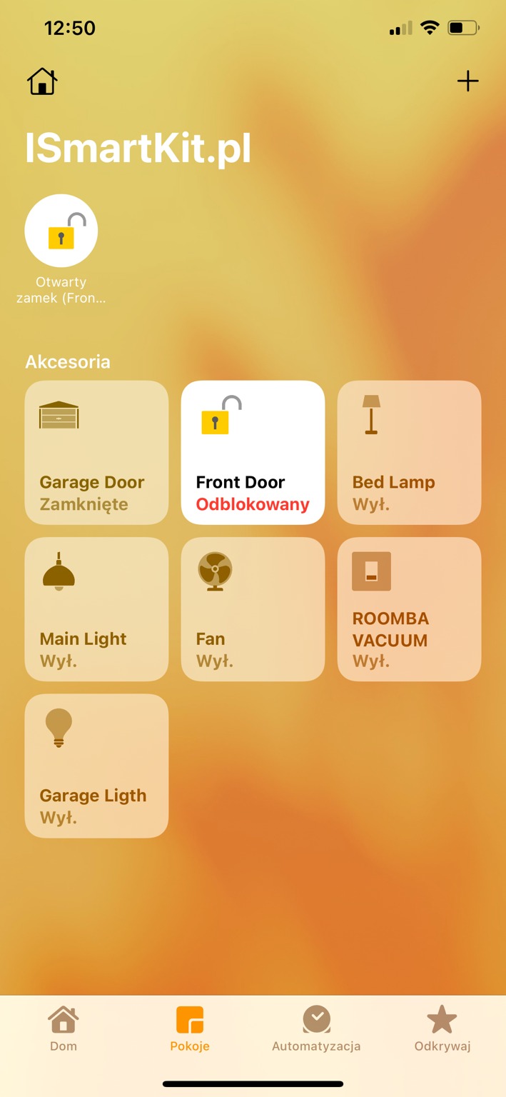 Aplikacja iSmartKit.pl na telefonie iPhone prezentuje otwarty zamek do drzwi wejściowych oraz status innych urządzeń inteligentnego domu, takich jak garaż, lampa, wentylator i odkurzacz Roomba.