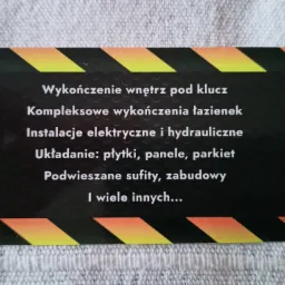 Wizytówka firmy remontowej z ofertą wykończenia wnętrz pod klucz, kompleksowych wykończeń łazienek, instalacji elektrycznych i hydraulicznych, układania płytek, paneli, parkietu oraz podwieszanych...