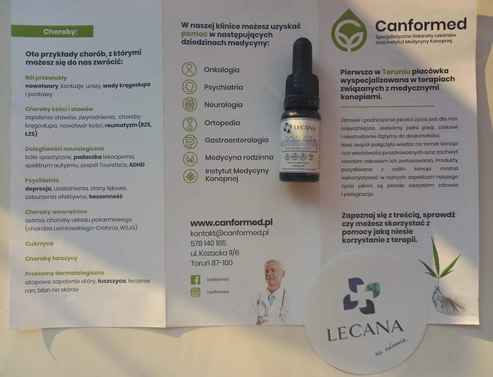 Ulotka reklamowa kliniki Canformed z Torunia, specjalizującej się w terapiach medyczną konopią, prezentująca listę chorób, w których leczą, oraz buteleczkę olejku konopnego Lecana Gold 10% na tle...