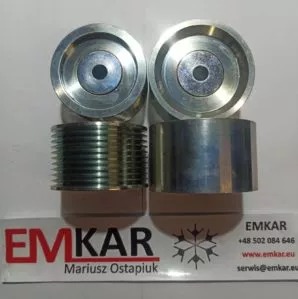 Dwa komplety metalowych kół pasowych, jeden gładki, drugi żebrowany, ułożone na wizytówce firmy EMKAR z danymi kontaktowymi.