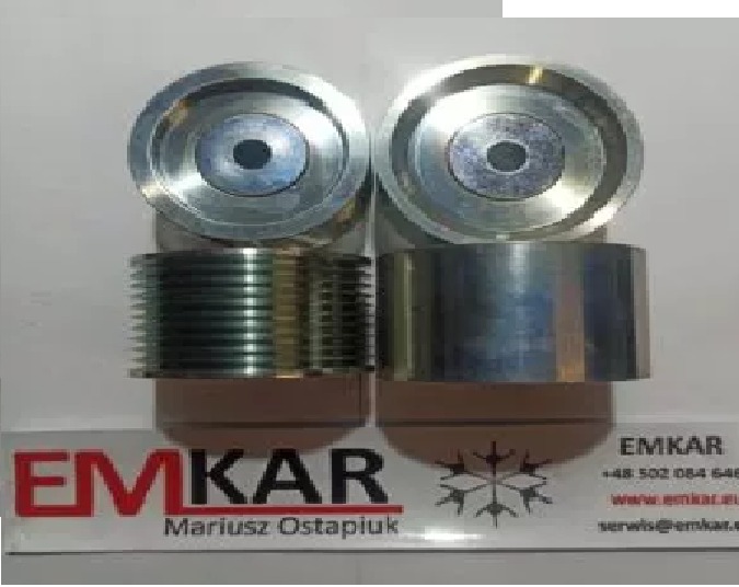 Dwie pary metalowych rolek samochodowych, jedna z rowkami, druga gładka, ustawione na wizytówce firmy EMKAR z widocznym numerem telefonu i adresem strony internetowej.