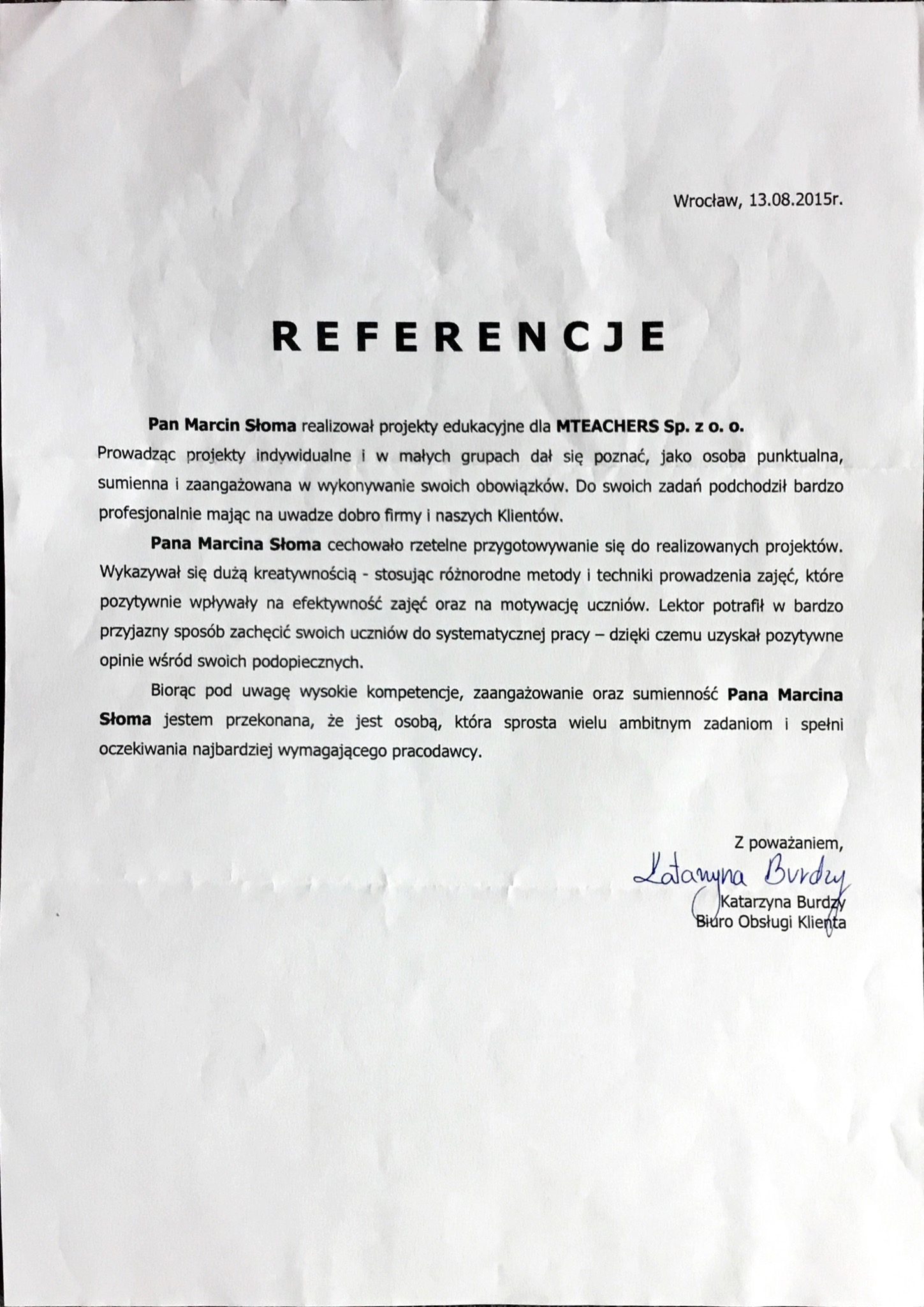 Skan dokumentu referencyjnego dla Pana Marcina Słomy, wystawionego 13.08.2015 we Wrocławiu przez Biuro Obsługi Klienta, z tekstem opisującym jego kompetencje w realizacji projektów edukacyjnych.
