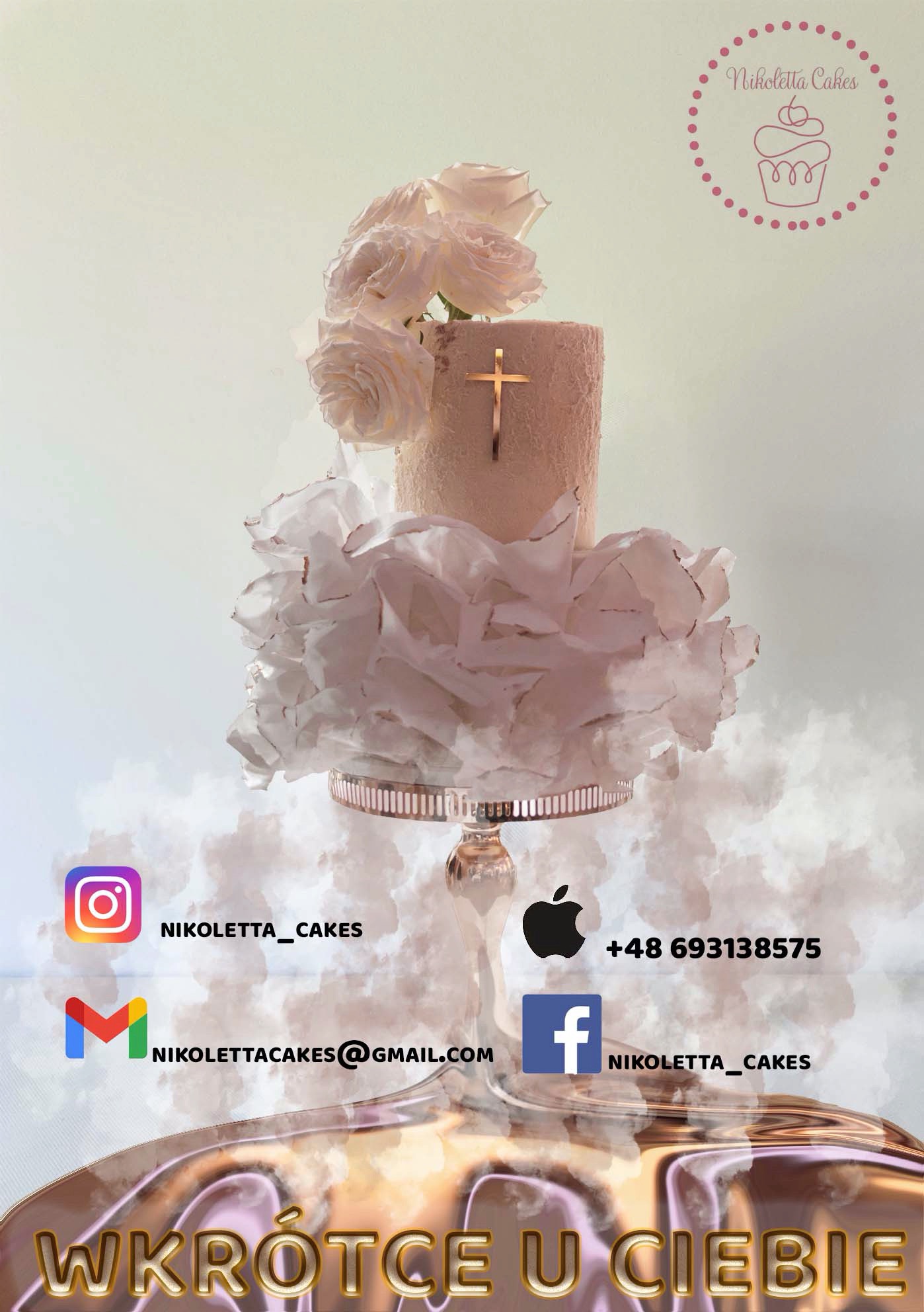 Dwupoziomowy tort weselny w odcieniach bieli, udekorowany białymi różami i złotym krzyżem, prezentowany na srebrnej paterze, z widocznymi danymi kontaktowymi firmy cukierniczej.