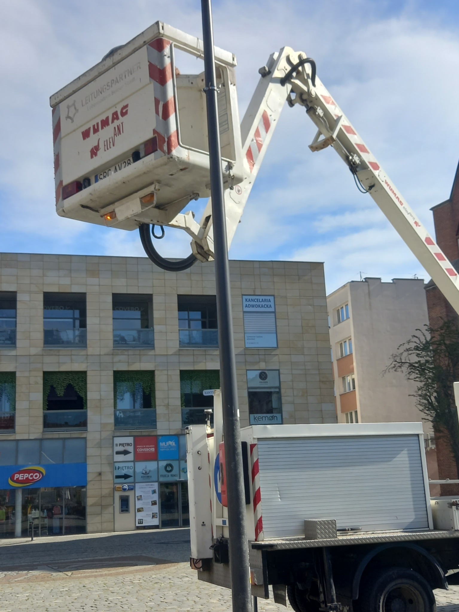 Uslugi podnośnikiem koszowym do 14 m .montaż demontaż wymiana konserwacja oświetlenia ulicznego zewnętrznego