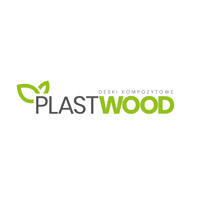 Logo firmy Plastwood, producenta desek kompozytowych, z zielonym symbolem liścia i nazwą firmy w kolorze szarym na białym tle.