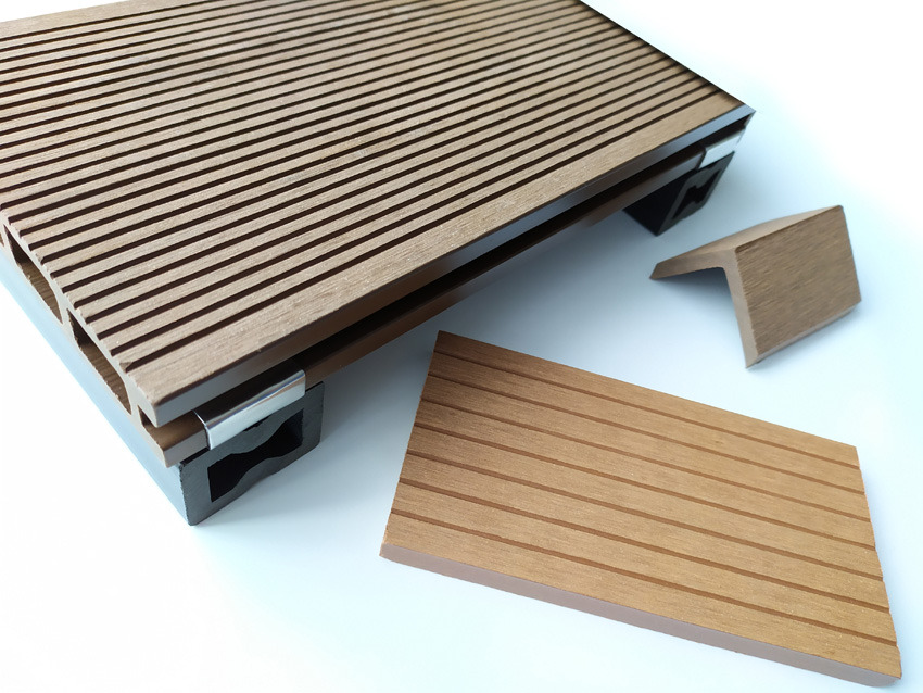 Kompozytowe deski tarasowe: fragment ułożonej konstrukcji, pojedyncza deska i narożny element wykończeniowy, widoczne metalowe mocowania.