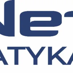 Logo firmy BlueNetwork Informatyka Biznesu w kolorze granatowym na białym tle. Charakterystyczny znak graficzny z lewej strony litery 'B' oraz strzałka w nazwie Network.