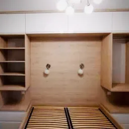 Zabudowa w sypialni. Płyta drewnopodobna + białe, frezowane fronty lakierowane