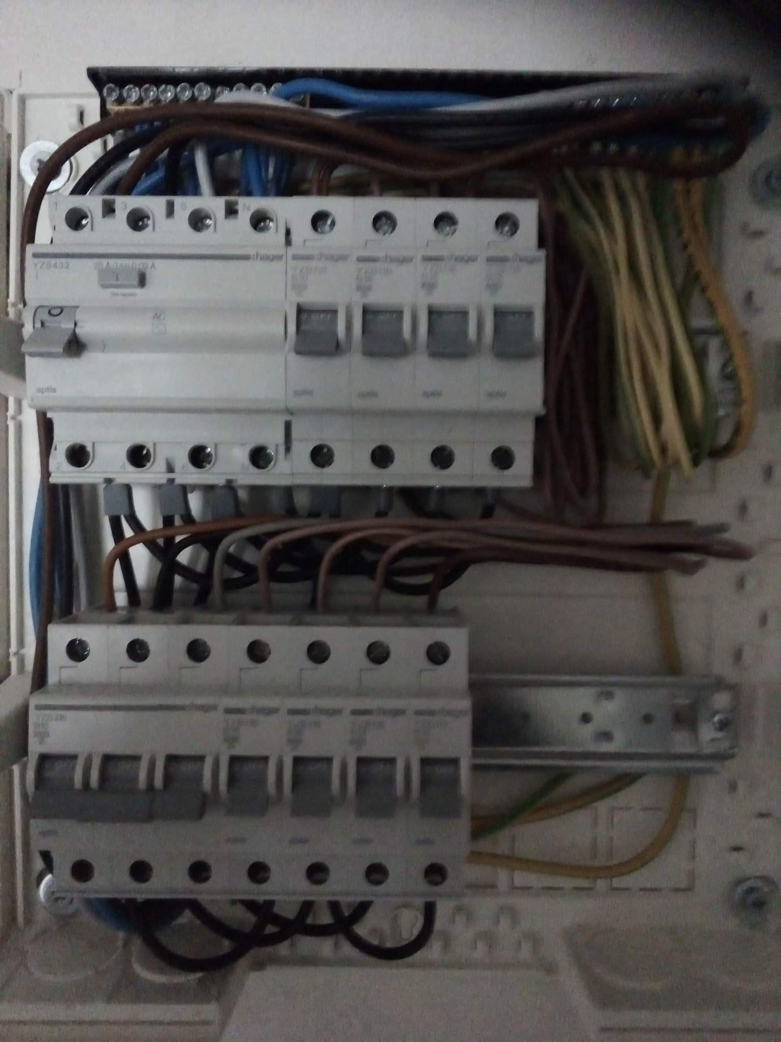 Rozdzielnica elektryczna z przewodami i bezpiecznikami, zamontowana w Krakowie, widok z bliska.