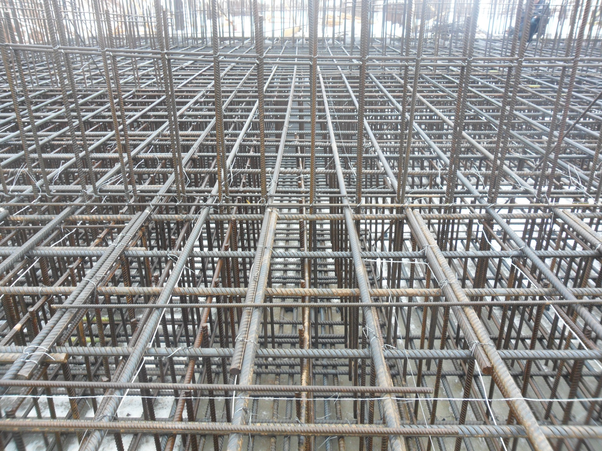 Siatka zbrojeniowa z żebrowanych prętów stalowych, połączonych drutem wiązałkowym, tworząca szkielet konstrukcji betonowej przed zalaniem betonem.