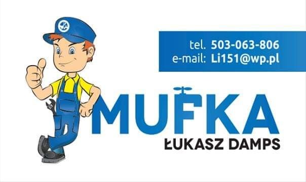 Kreskówkowy hydraulik w niebieskim kombinezonie z kluczem francuskim, dający kciuk w górę, obok nazwy firmy 'MUFKA ŁUKASZ DAMPS' z numerem telefonu i adresem e-mail.