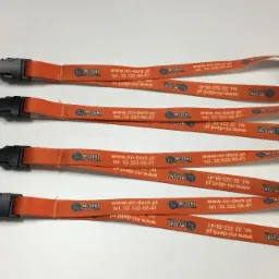 Cztery pomarańczowe smycze z nadrukowanym logo i danymi kontaktowymi firmy Mi-Dent, leżące równolegle na białym tle.