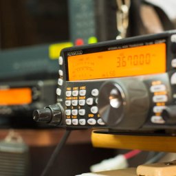 Transceiver na dalekie łączności między kontynentalne na pasmach radiowych - hobby, które otwiera świat.