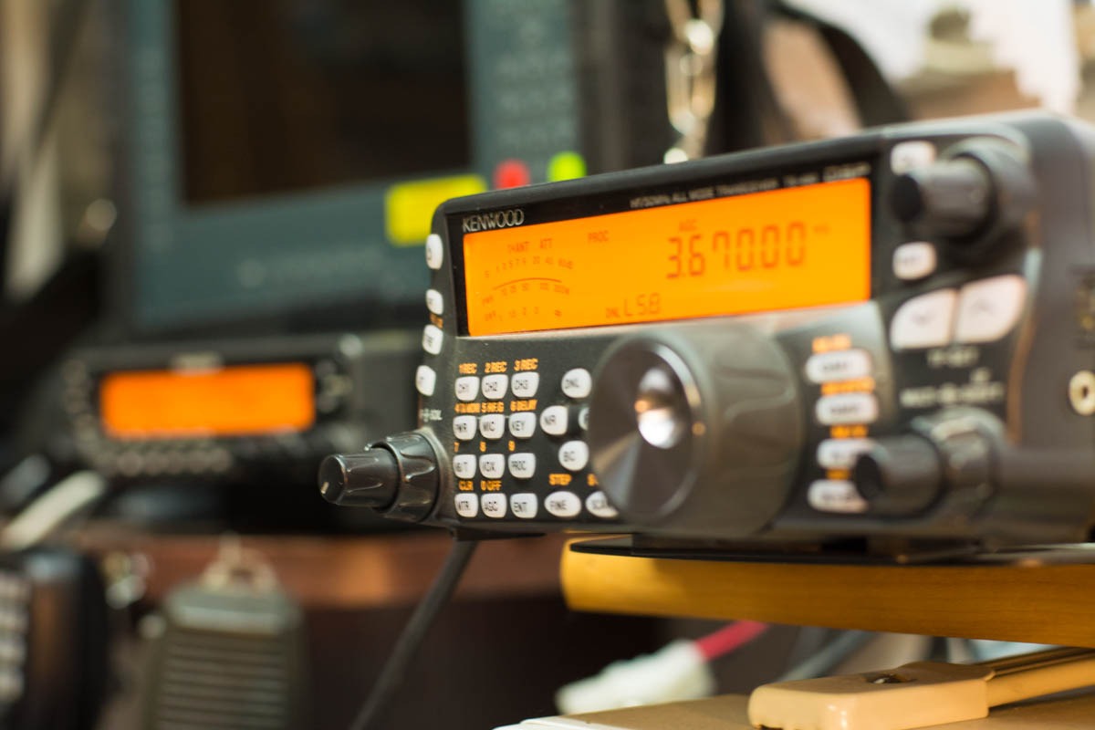 Transceiver na dalekie łączności między kontynentalne na pasmach radiowych - hobby, które otwiera świat.